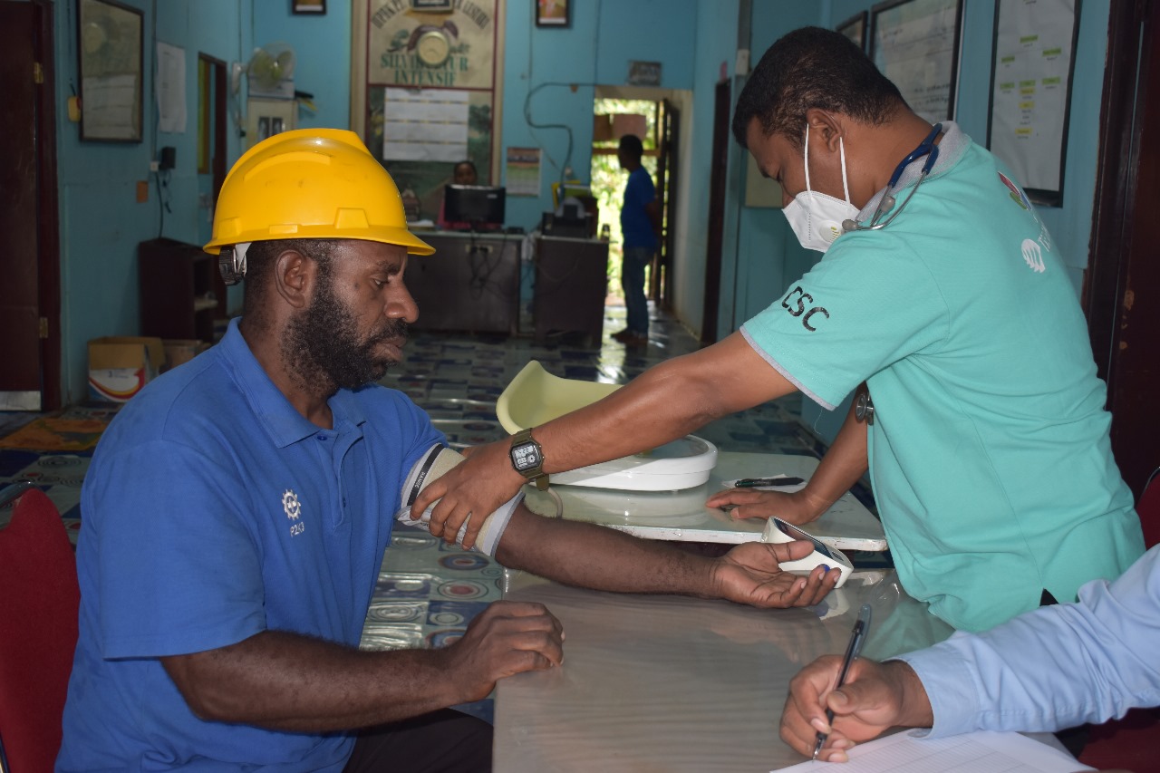 Pelayanan kesehatan yang dilakukan tenaga medis Klinik TSE Group kepada masyarakat – Surya Papua/IST