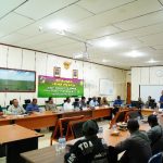 Gubernur Papua Selatan, Apolo Safanpo sedang melakukan pertemuan bersama masyarakat lima marga untuk rencana membangun kebun plasma kelapa sawit – Surya Papua/IST