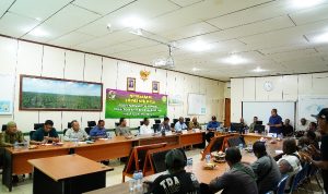 Gubernur Papua Selatan, Apolo Safanpo sedang melakukan pertemuan bersama masyarakat lima marga untuk rencana membangun kebun plasma kelapa sawit – Surya Papua/IST