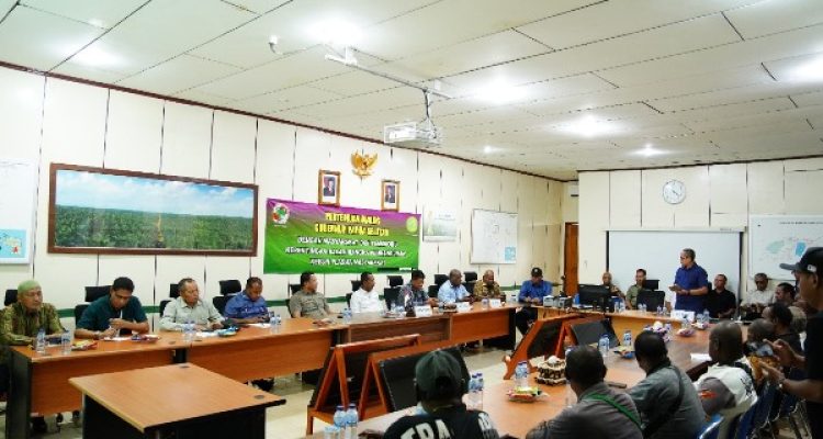 Gubernur Papua Selatan, Apolo Safanpo sedang melakukan pertemuan bersama masyarakat lima marga untuk rencana membangun kebun plasma kelapa sawit – Surya Papua/IST