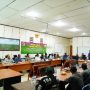 Gubernur Papua Selatan, Apolo Safanpo sedang melakukan pertemuan bersama masyarakat lima marga untuk rencana membangun kebun plasma kelapa sawit – Surya Papua/IST
