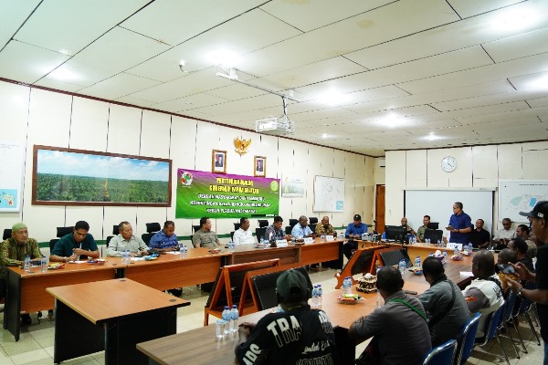 Gubernur Papua Selatan, Apolo Safanpo sedang melakukan pertemuan bersama masyarakat lima marga untuk rencana membangun kebun plasma kelapa sawit – Surya Papua/IST
