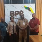 Pendiri Bevak Pintar, Bruder Yohanes Kedang brsama staf foto bersama Kepala BP3OKP Papua Selatan, Yoseph Yolmen usai pertemuan – Surya Papua/IST