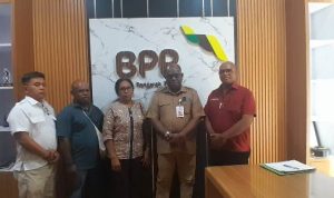 Pendiri Bevak Pintar, Bruder Yohanes Kedang brsama staf foto bersama Kepala BP3OKP Papua Selatan, Yoseph Yolmen usai pertemuan – Surya Papua/IST
