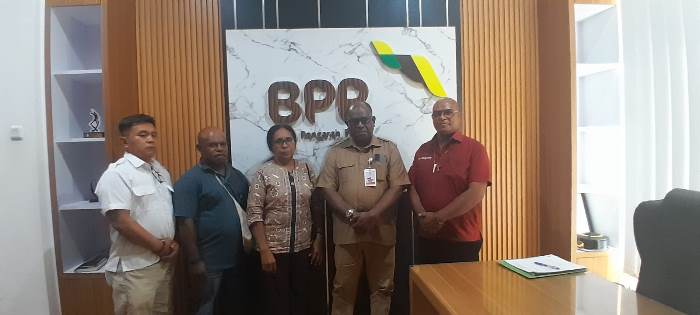 Pendiri Bevak Pintar, Bruder Yohanes Kedang brsama staf foto bersama Kepala BP3OKP Papua Selatan, Yoseph Yolmen usai pertemuan – Surya Papua/IST