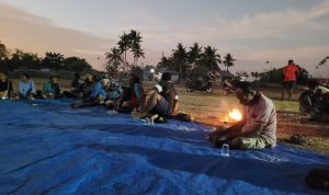 Masyarakat Marind Imbuti sebagai pemilik negeri ini sedang duduk bersama di lokasi pembangunan Gereja Santa Theresia Buti di bagian belakang – Surya Papua/IST