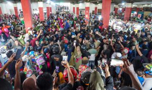 Warga tumpah ruah di Pasar wamanggu saat Wakil Presiden RI, Gibran Rakabumingraka tiba – Surya Papua/IST