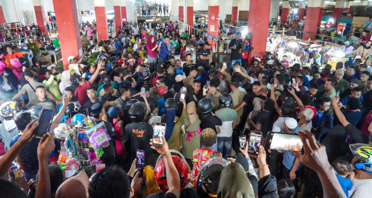 Warga tumpah ruah di Pasar wamanggu saat Wakil Presiden RI, Gibran Rakabumingraka tiba – Surya Papua/IST