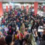 Warga tumpah ruah di Pasar wamanggu saat Wakil Presiden RI, Gibran Rakabumingraka tiba – Surya Papua/IST