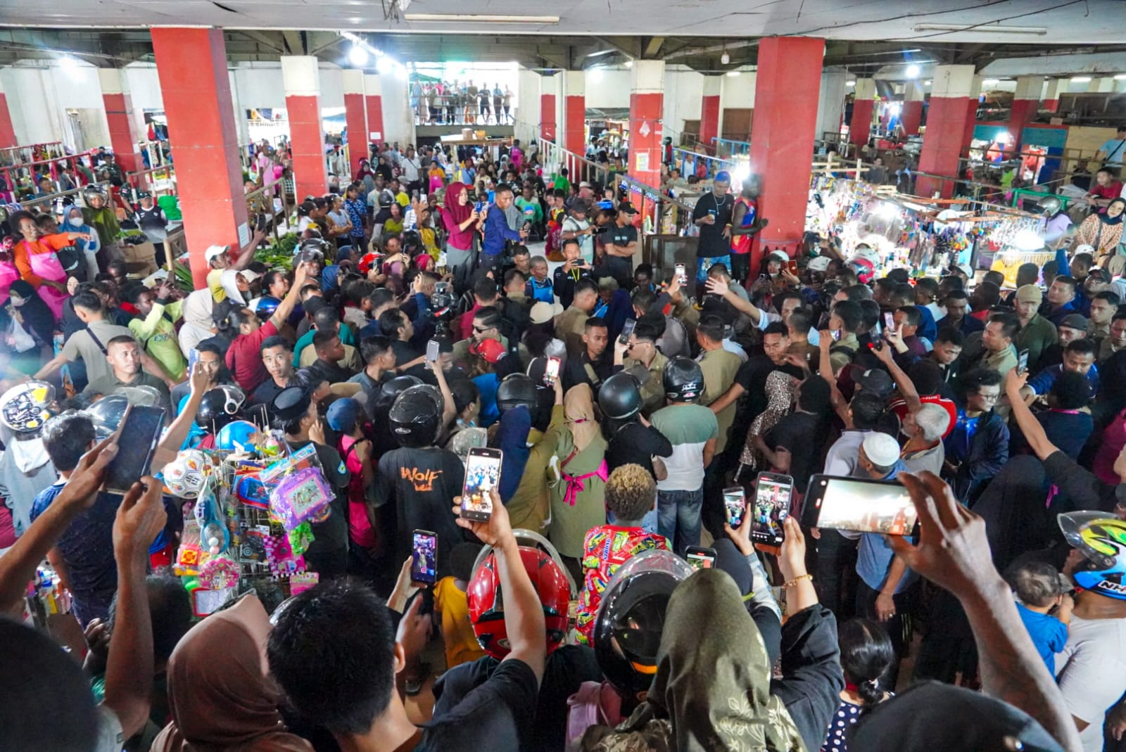Warga tumpah ruah di Pasar wamanggu saat Wakil Presiden RI, Gibran Rakabumingraka tiba – Surya Papua/IST