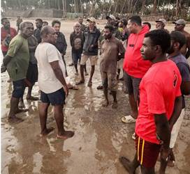 Romanus Mbaraka sedang dialog bersama masyarakat di Kampung Eswambi, Distrik Okaba- Surya Papua/IST