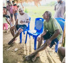 Romanus Mbaraka sedang berdialog bersama masyarakat setempat – Surya Papua/IST