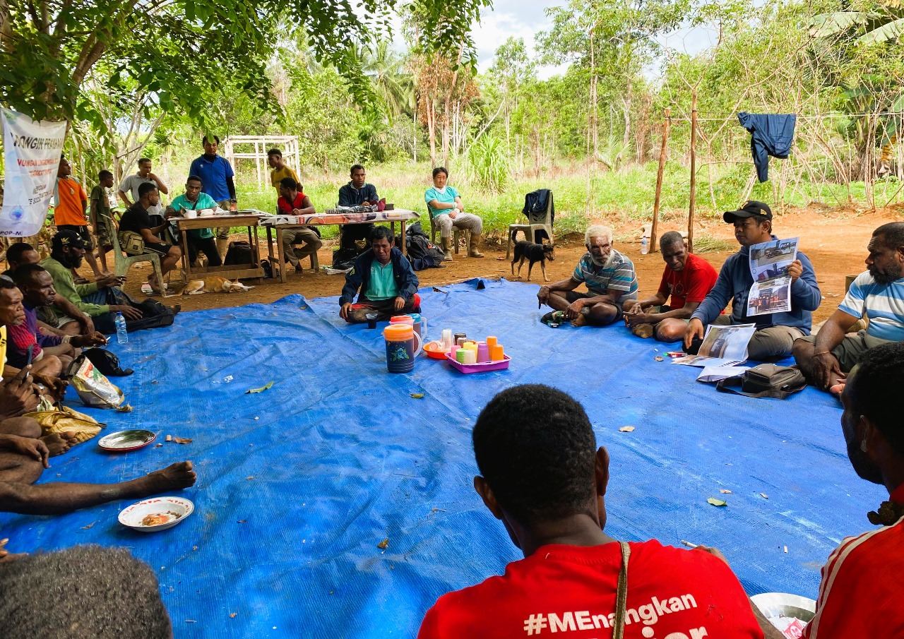 Kegiatan sosialisasi dari PT Dongin Prabhawa kepada masyarakat untuk menjaga dan melestarikan hutan – Surya Papua/IST