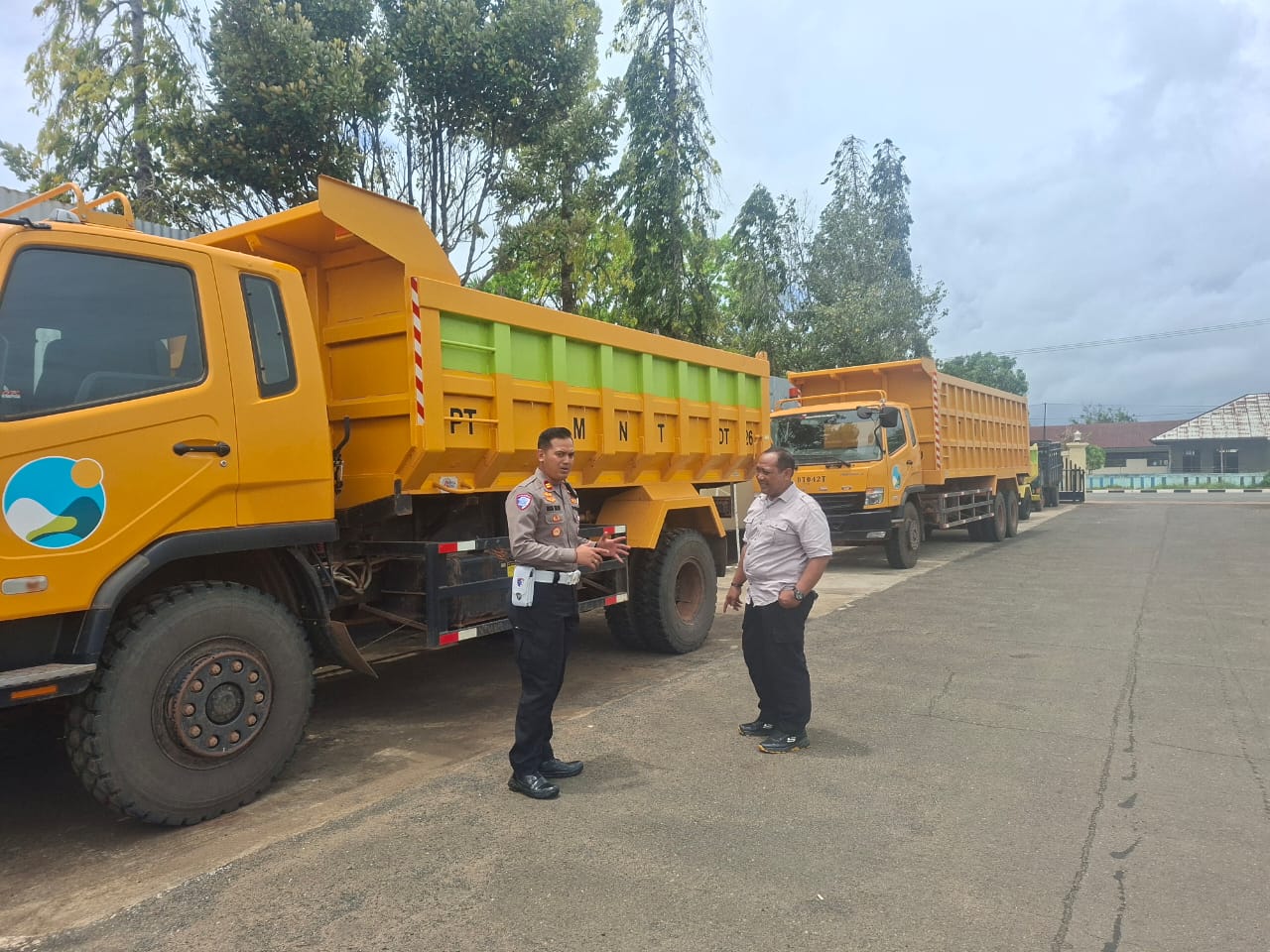 Tiga truk milik perusahan swasta diamankan Satlantas Polres Merauke – Surya Papua/IST