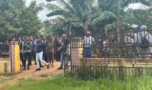 aniaya --- Aparat kepolisian sedang melakukan pengamanan di Kampung Onggaya, Distrik Naukenjeray buntut peganiayaan seorang warga hingga pembakaran rumah – Surya Papua/IST