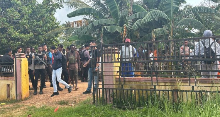 Aparat kepolisian sedang melakukan pengamanan di Kampung Onggaya, Distrik Naukenjeray buntut peganiayaan seorang warga hingga pembakaran rumah – Surya Papua/IST