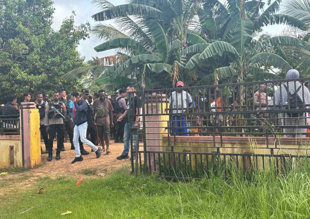 aniaya --- Aparat kepolisian sedang melakukan pengamanan di Kampung Onggaya, Distrik Naukenjeray buntut peganiayaan seorang warga hingga pembakaran rumah – Surya Papua/IST