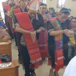 Tarian persembahan yang dibawakan etnis Batak Katolik Merauke dalam perayaan misa inkulturasi di Gereja Santa Theresia Buti – Surya Papua/Frans Kobun