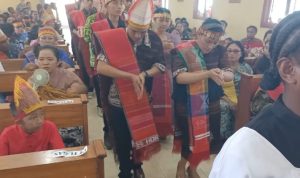 Tarian persembahan yang dibawakan etnis Batak Katolik Merauke dalam perayaan misa inkulturasi di Gereja Santa Theresia Buti – Surya Papua/Frans Kobun