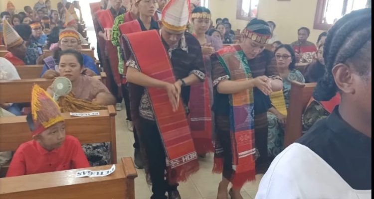 Tarian persembahan yang dibawakan etnis Batak Katolik Merauke dalam perayaan misa inkulturasi di Gereja Santa Theresia Buti – Surya Papua/Frans Kobun