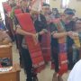 Tarian persembahan yang dibawakan etnis Batak Katolik Merauke dalam perayaan misa inkulturasi di Gereja Santa Theresia Buti – Surya Papua/Frans Kobun