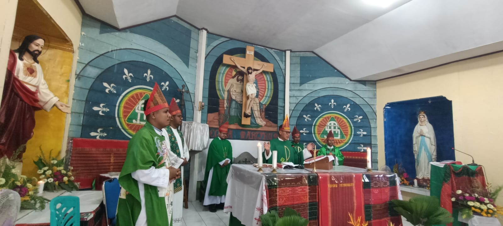 Enam pastor yang memimpin perayaan misa inkulturasi Etnis Batak di Gereja Santa Theresia Buti – Surya Papua/Frans Kobun