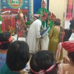 Sumbangan beras dan uang etnis Batak saat perayaan misa inkulturasi di Gereja Santa Theresia Buti – Surya Papua/Frans Kobun