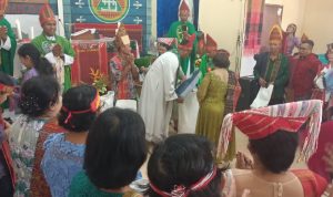 Sumbangan beras dan uang etnis Batak saat perayaan misa inkulturasi di Gereja Santa Theresia Buti – Surya Papua/Frans Kobun