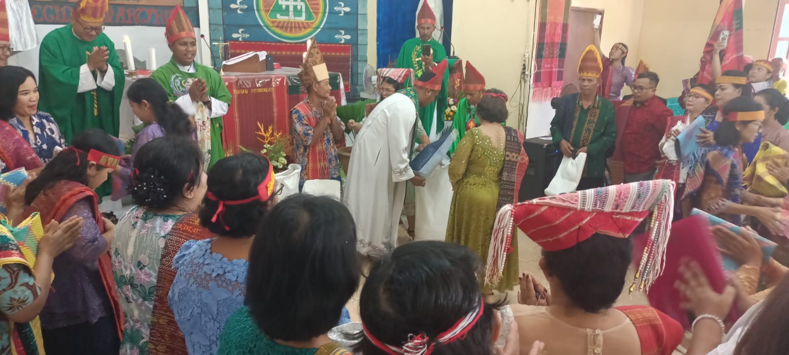 Sumbangan beras dan uang etnis Batak saat perayaan misa inkulturasi di Gereja Santa Theresia Buti – Surya Papua/Frans Kobun