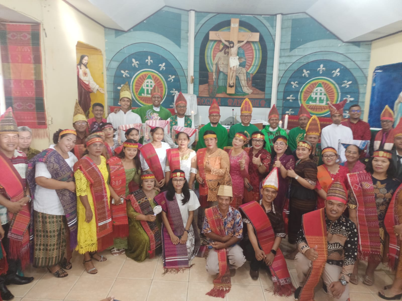 Foto bersama usai perayaan misa inkulturasi etnis Batak di Gereja Santa Theresia Buti – Surya Papua/Frans Kobun