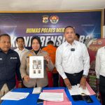 Wakapolres Merauke, Kompol Nuryanti didampingi Kasat Narkoba serta Kasi Humas sedang menunjuk foto tersangka kasus narkoba jenis sabu – Surya Papua/IST