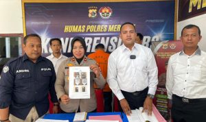 Wakapolres Merauke, Kompol Nuryanti didampingi Kasat Narkoba serta Kasi Humas sedang menunjuk foto tersangka kasus narkoba jenis sabu – Surya Papua/IST