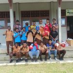 Foto bersama perwakilan siswa SMAK Santo Yohanes Don Bosco usai penyerahan bantuan alat olahraga – Surya Papua/IST