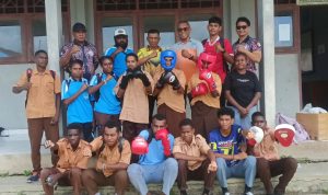 Foto bersama perwakilan siswa SMAK Santo Yohanes Don Bosco usai penyerahan bantuan alat olahraga – Surya Papua/IST