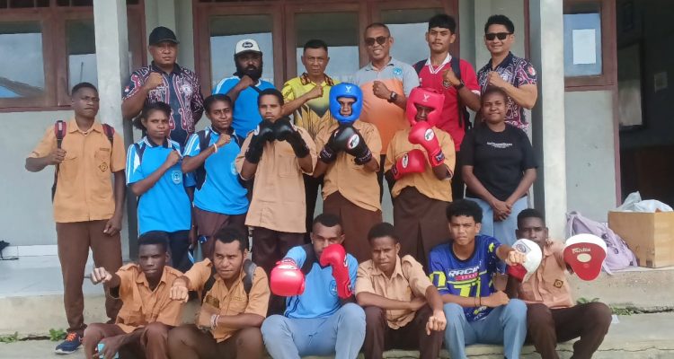 Foto bersama perwakilan siswa SMAK Santo Yohanes Don Bosco usai penyerahan bantuan alat olahraga – Surya Papua/IST