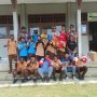 Foto bersama perwakilan siswa SMAK Santo Yohanes Don Bosco usai penyerahan bantuan alat olahraga – Surya Papua/IST