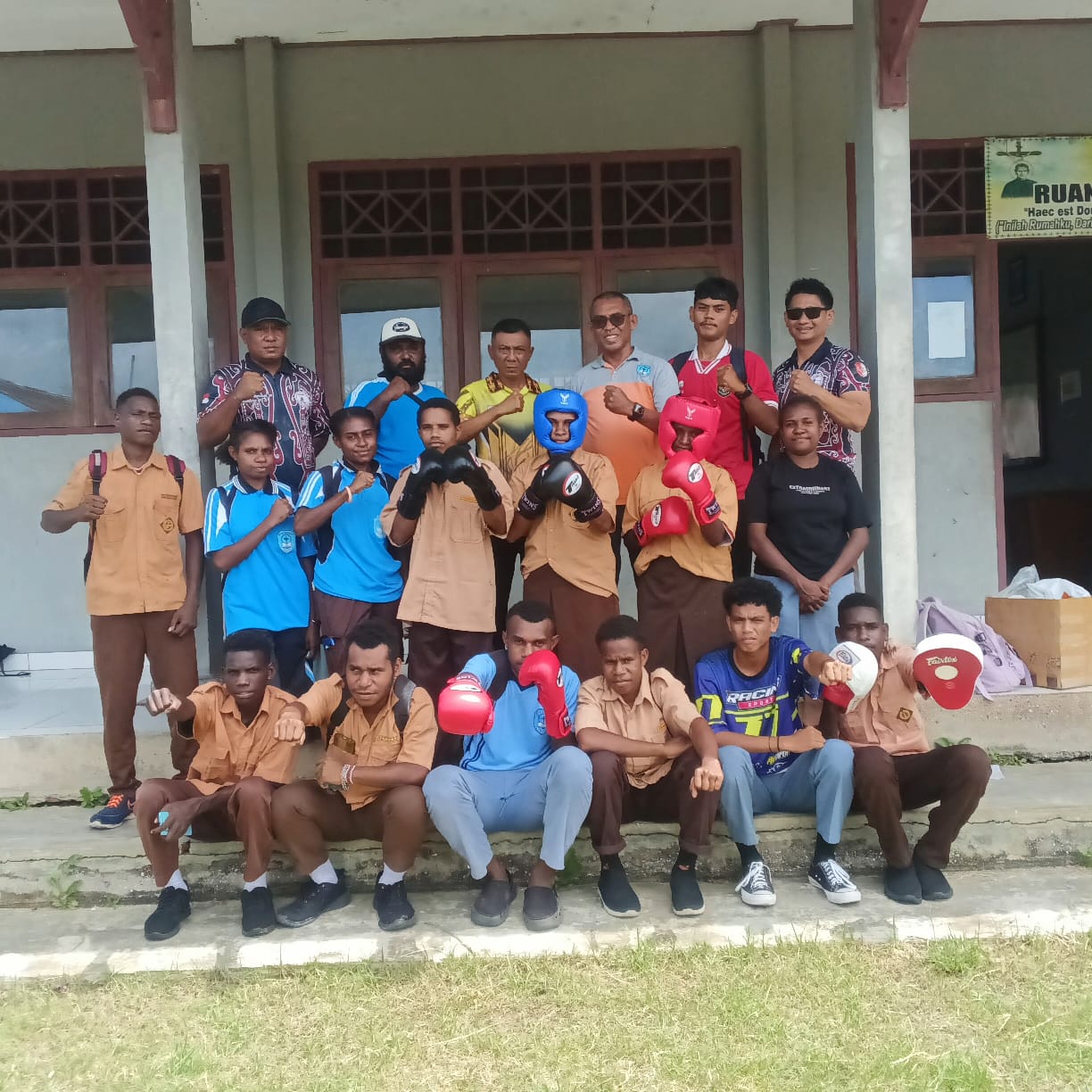 boxing 4 Foto bersama perwakilan siswa SMAK Santo Yohanes Don Bosco usai penyerahan bantuan alat olahraga – Surya Papua/IST