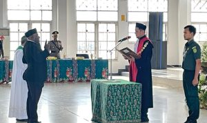 Ketua Pengadilan Negeri Merauke, Syafruddin,SH, MH melantik Arnoldus Ade Kwemotaghai sebagai Wakil Ketua III Dewan Perwakilan Rakyat Kabupaten (DPRK) Mappi – Surya Papua/IST