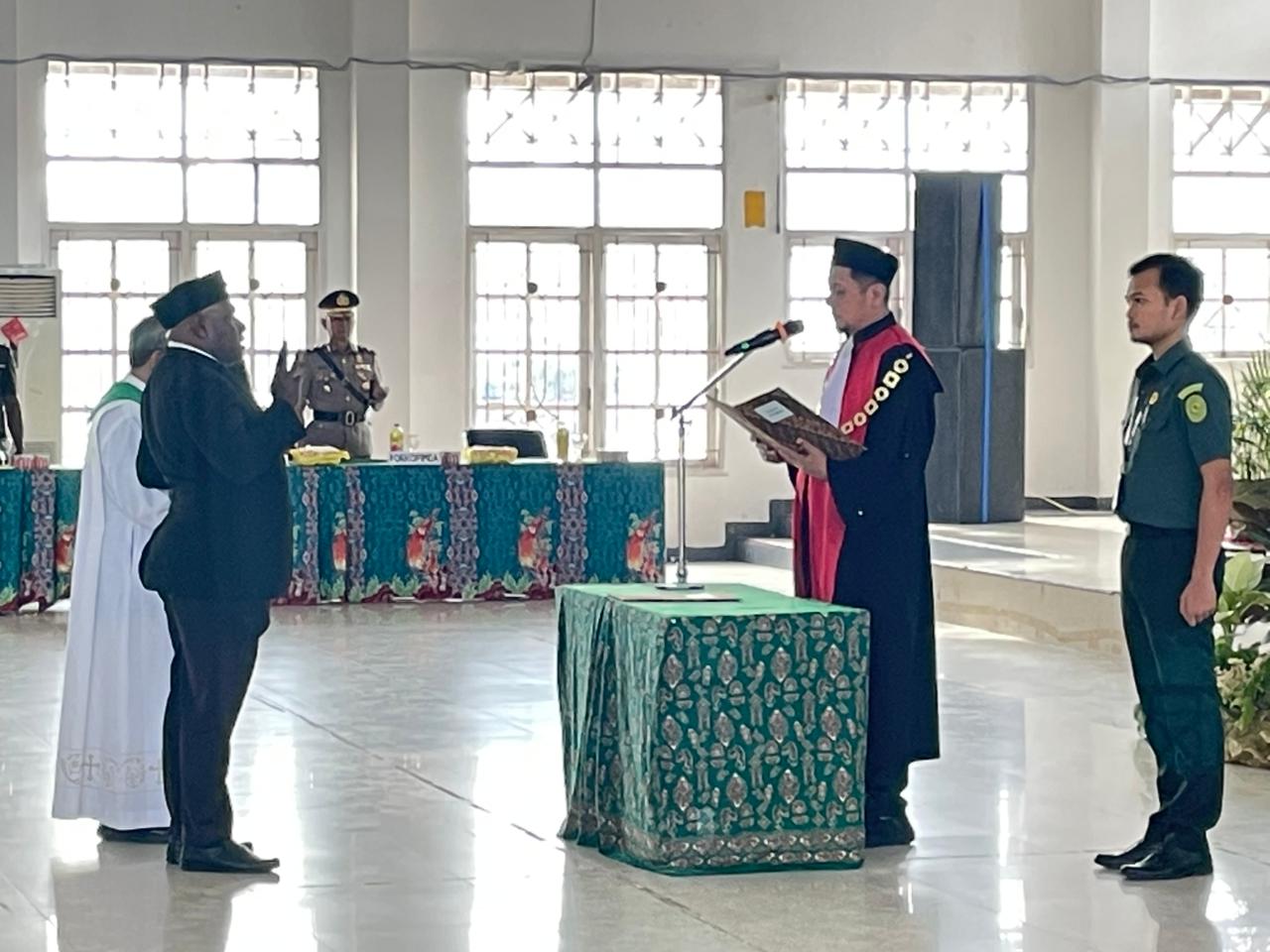 Ketua Pengadilan Negeri Merauke, Syafruddin,SH, MH melantik Arnoldus Ade Kwemotaghai sebagai Wakil Ketua III Dewan Perwakilan Rakyat Kabupaten (DPRK) Mappi – Surya Papua/IST