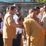 ASN di lingkungan Pemprov Papua Selatan sedang berjabatan tangan dengan Pj Sekda, Maddaremmeng – Surya Papua/IST