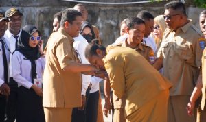 ASN di lingkungan Pemprov Papua Selatan sedang berjabatan tangan dengan Pj Sekda, Maddaremmeng – Surya Papua/IST