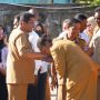 ASN di lingkungan Pemprov Papua Selatan sedang berjabatan tangan dengan Pj Sekda, Maddaremmeng – Surya Papua/IST