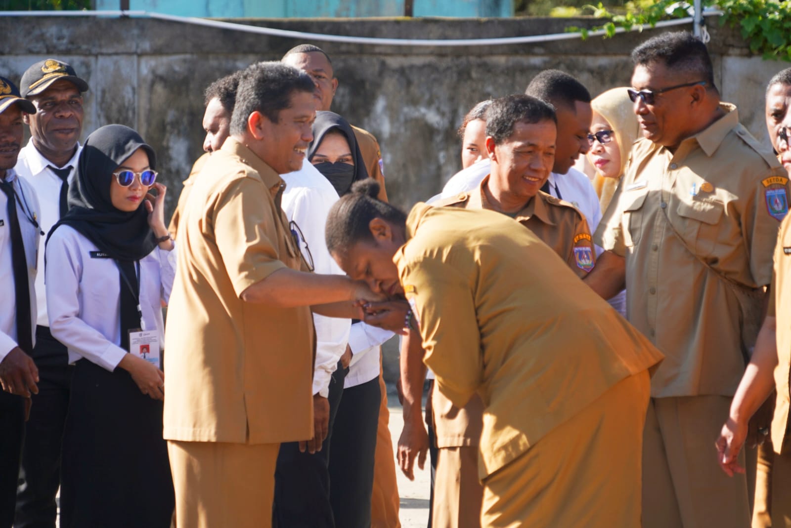 ASN di lingkungan Pemprov Papua Selatan sedang berjabatan tangan dengan Pj Sekda, Maddaremmeng – Surya Papua/IST