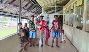 Para pelintas batas sedang menjalani pemeriksaan di PLBN Sota oleh Polsek Sota bersama tim gabungan- Surya Papua/IST