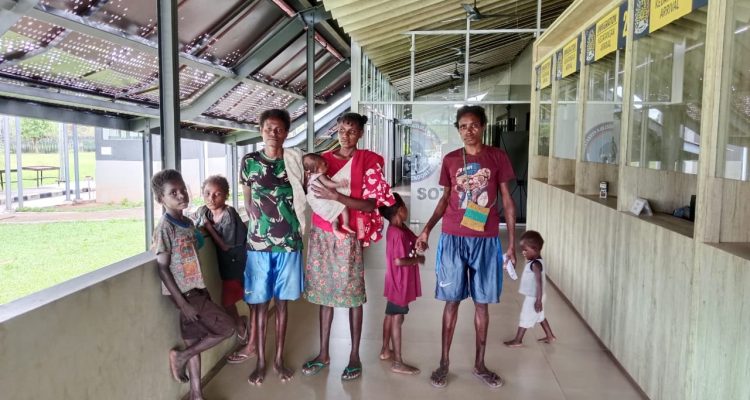 Para pelintas batas sedang menjalani pemeriksaan di PLBN Sota oleh Polsek Sota bersama tim gabungan- Surya Papua/IST