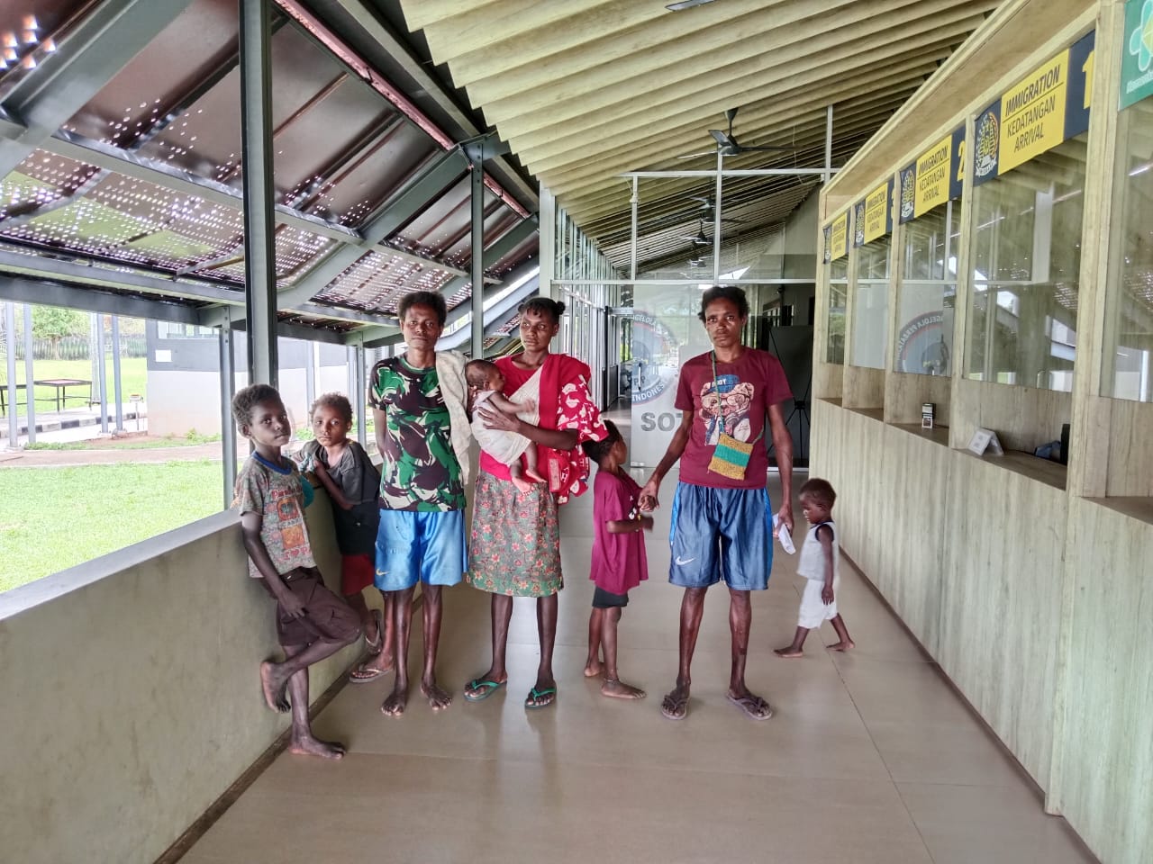 Para pelintas batas sedang menjalani pemeriksaan di PLBN Sota oleh Polsek Sota bersama tim gabungan- Surya Papua/IST