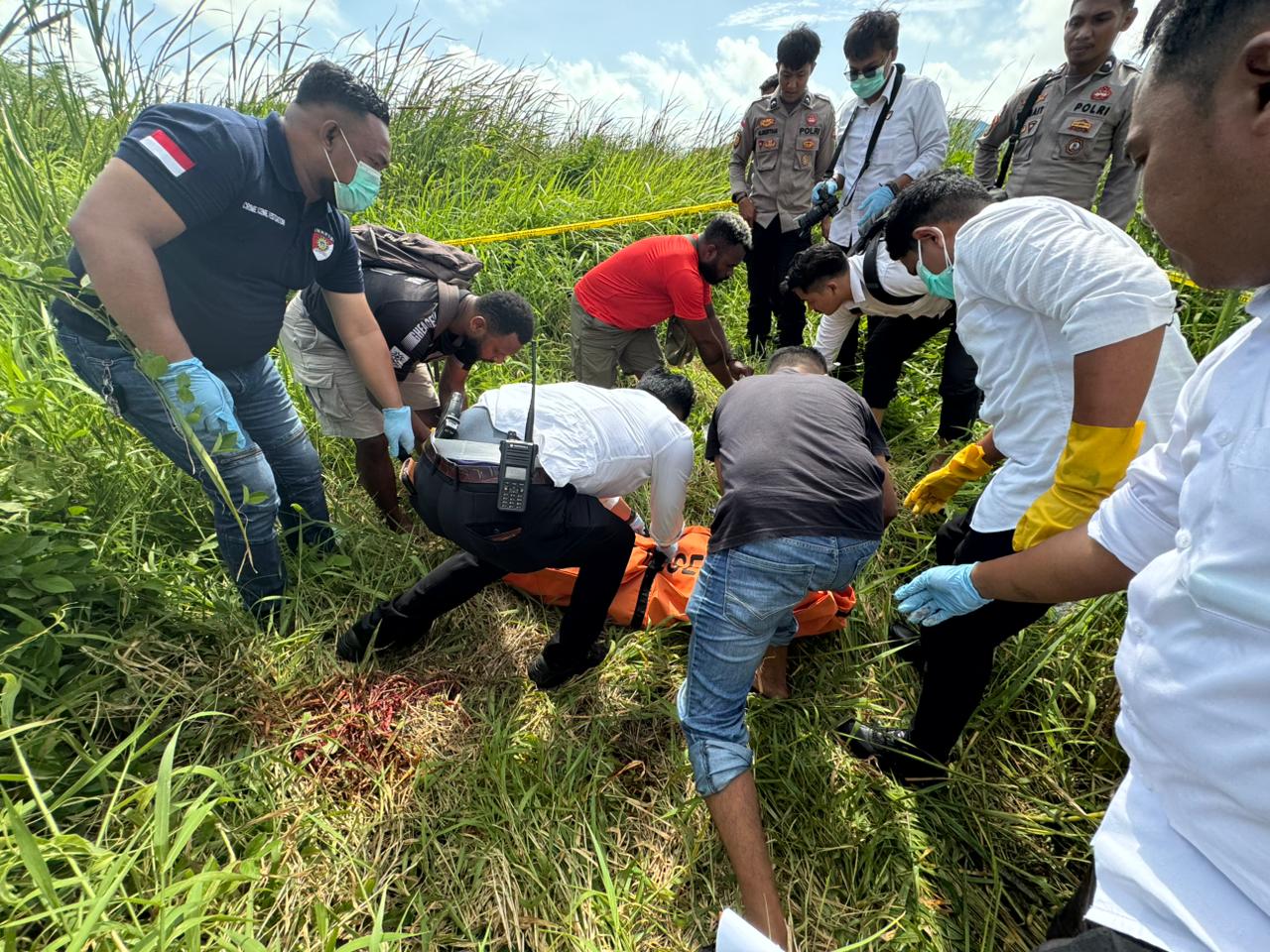 Almarhumah saat dievakuasi dari semak-semak oleh aparat kepolisian dari Polres Merauke- Surya Papua/IST