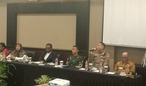 fgd 1 Kapolres Merauke, AKBP Leonrado Yoga saat bicara dalam FGD di Swiss Belhotel tadi pagi – Surya Papua/Frans Kobun