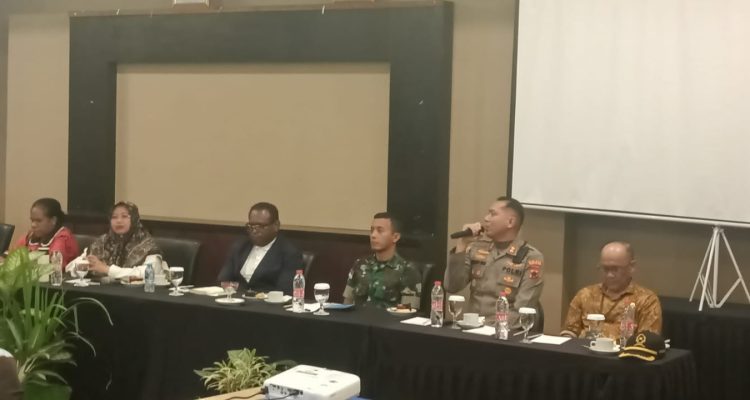 Kapolres Merauke, AKBP Leonrado Yoga saat bicara dalam FGD di Swiss Belhotel tadi pagi – Surya Papua/Frans Kobun