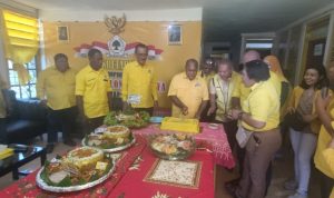 Pemotongan kue ulang tahun oleh Ketua DPD Golkar Papua Selatan, Yusak Yaluwo – Surya Papua/Frans Kobun